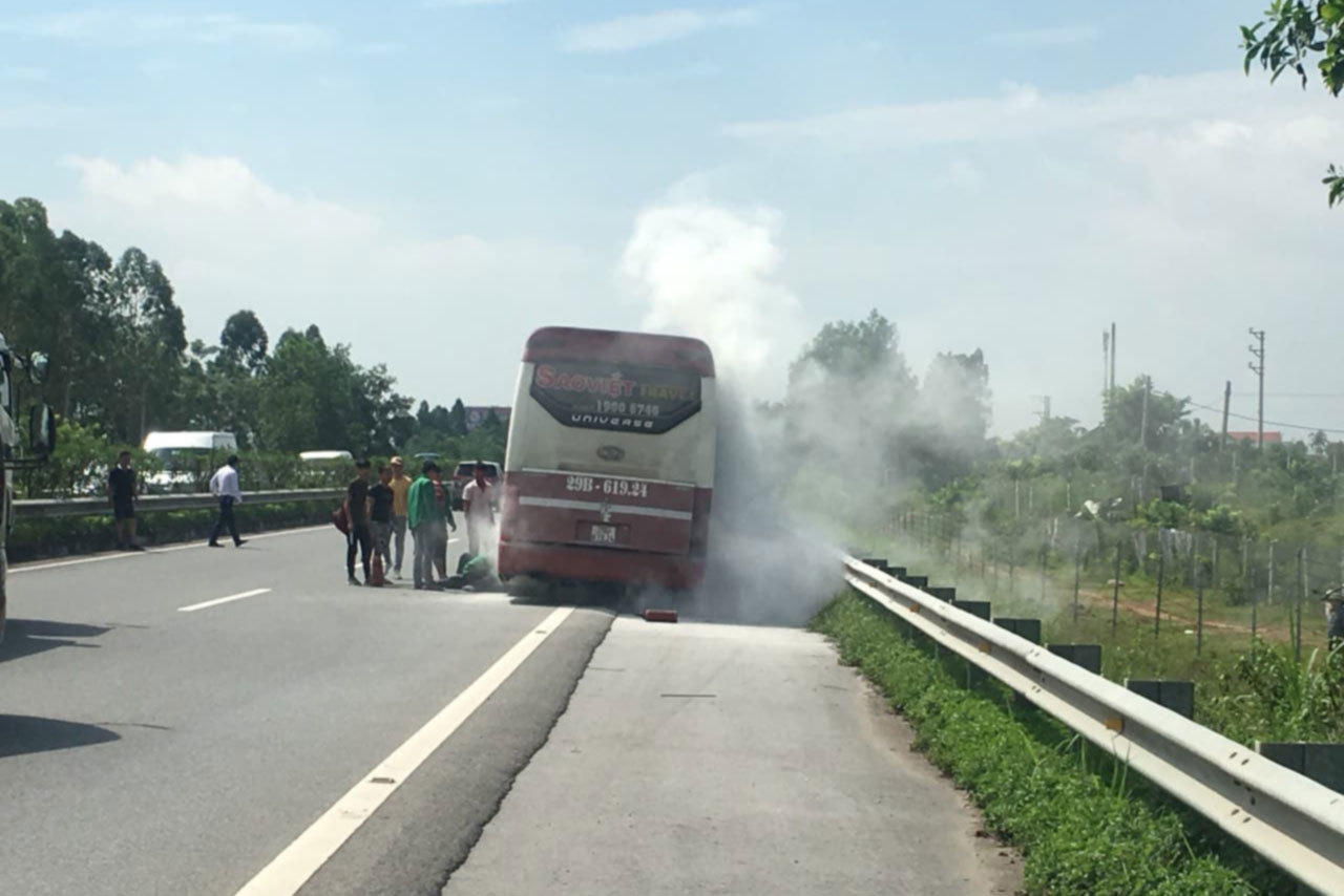 Xe khách cháy ngùn ngụt trên cao tốc Nội Bài - Lào Cai