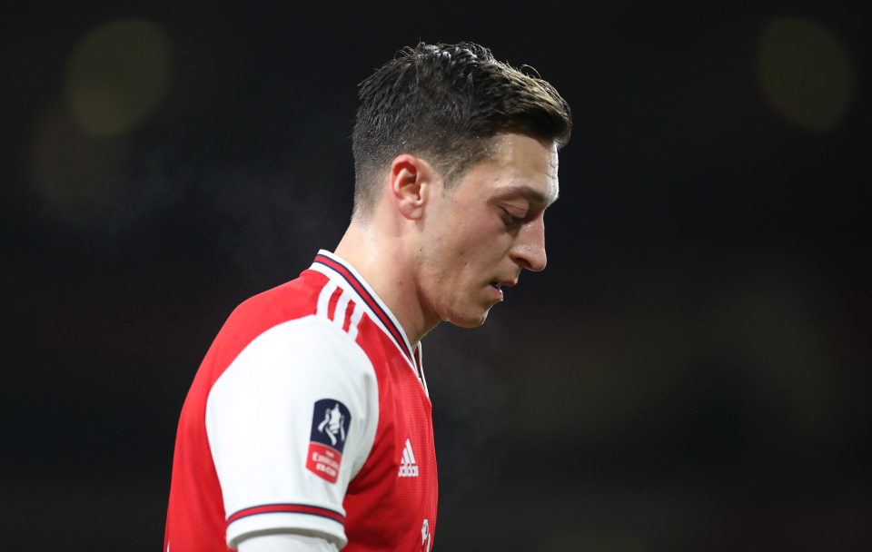 Lý do Mesut Ozil bị gạt phắt khỏi đội hình Arsenal