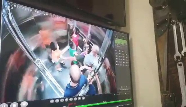Bé trai 6 tuổi bị người đàn ông dâm ô trong thang máy