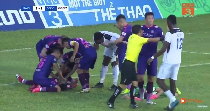 Video cầu thủ Sài Gòn FC suýt nuốt lưỡi trận gặp HAGL