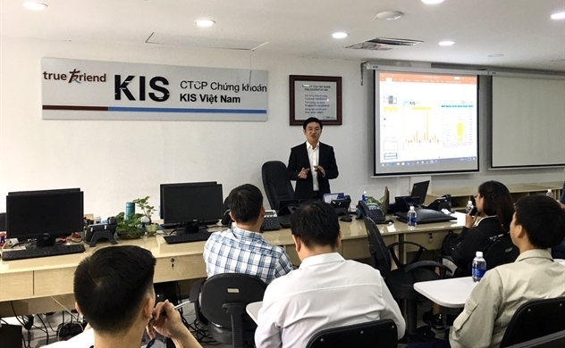 VN stock market attracts new investors as deposit interest rates drop