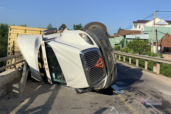 Xe đầu kéo lật ngửa trên cầu, hơn 20 tấn dăm gỗ trôi sông