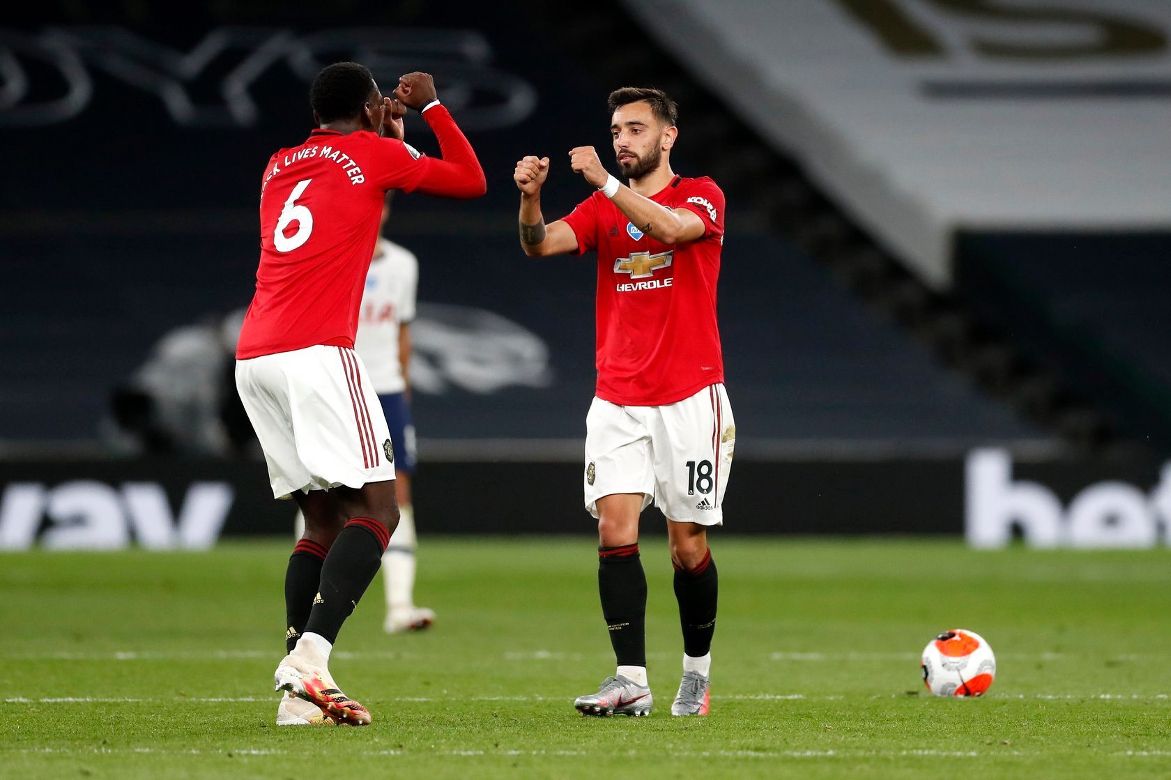 Pogba và Bruno Fernandes tỏa sáng, MU thoát thua Tottenham