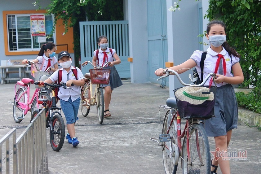 Parents are impatient, when will Hanoi let elementary students go to school directly?