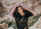 MC Thanh Mai mặc áo dài chụp ảnh trên sa mạc