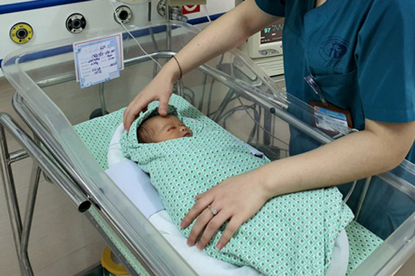 Bé sơ sinh bỏ rơi dưới hố ga ở Hà Nội bị xẹp phổi