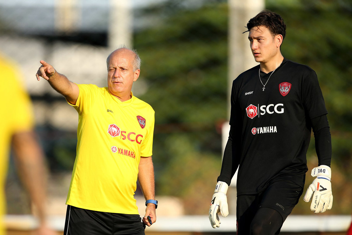 HLV Muangthong tuyên bố nóng về Đặng Văn Lâm