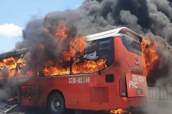 Xe khách giường nằm cháy ngùn ngụt ở Thanh Hóa