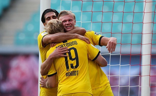 Haaland sáng rực cùng Dortmund, Lewandowski lập cú đúp cho Bayern