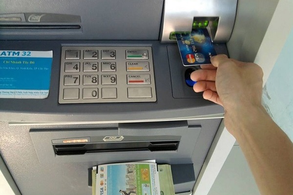 Hà Nội trả trợ cấp BHXH qua tài khoản ATM