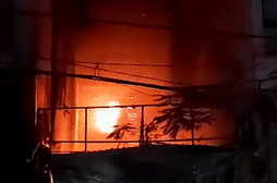 Sau 3 tiếng cháy dữ dội, ngôi nhà 2 tầng đổ sập ở Đà Nẵng