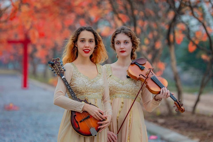 Tình yêu Việt Nam của hai 'bông hồng Nga' hát du ca trên phố Hà Nội