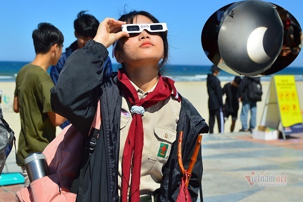 Người dân Đà Nẵng đội nắng đi xem nhật thực, 11 năm mới có 1 lần