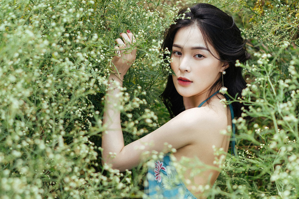 Hạ Vi xinh đẹp, 'mong manh như sương khói' giữa cỏ cây