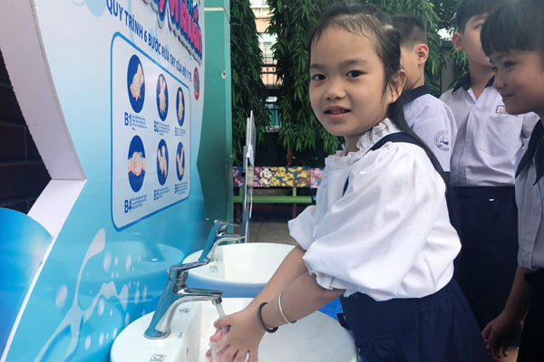 Viglacera tặng 10 trạm rửa tay cho các trường tiểu học ở TP.HCM