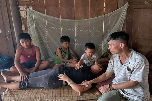 Ba đứa trẻ khốn khổ vây quanh người mẹ mắc bệnh hiểm nghèo