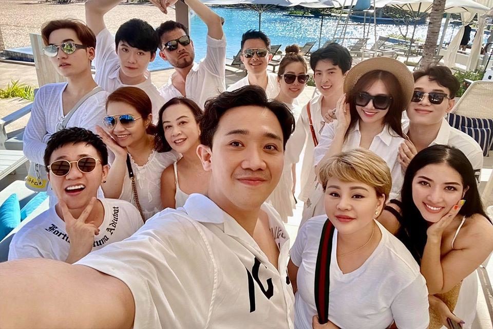 Vợ chồng Trấn Thành hội ngộ bạn bè trong kỳ nghỉ