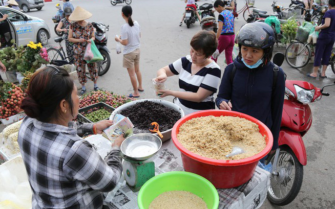 Sát Tết Đoan Ngọ: Cơm rượu nếp tiếp tục là 'hàng hot', tiểu thương hốt bạc