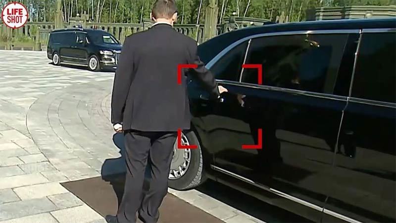Khoảnh khắc vệ sĩ xịt chất bí ẩn lên tay nắm cửa siêu xe của Putin