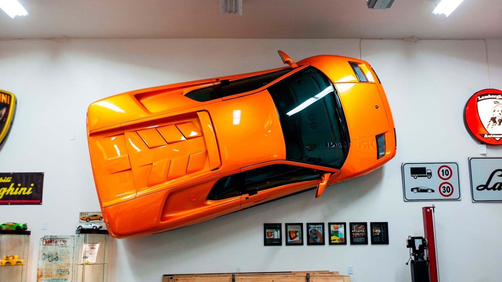 Rao bán chiếc Lamborghini Diablo VT treo tường độc đáo