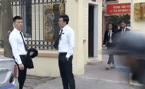 'Lựa chọn số phận' tập 6, Cường và Quang bị ném chất bẩn ở cổng tòa