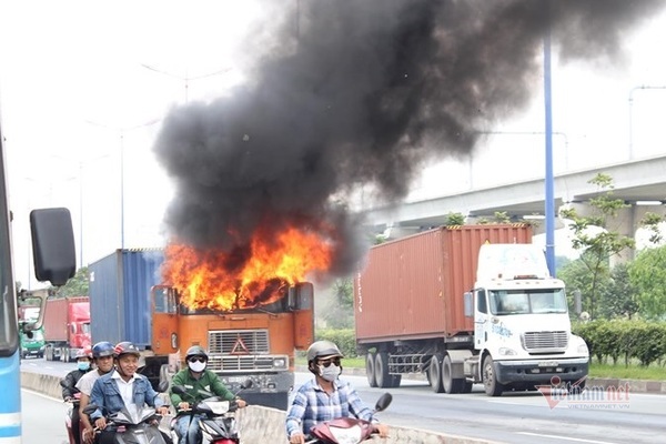 Xe container cháy ngùn ngụt, trơ khung trên xa lộ Hà Nội