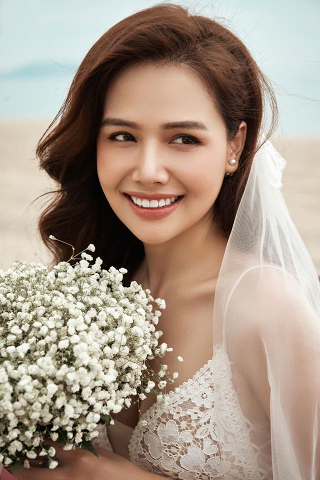 Phanh Lee và nàng dâu xinh đẹp hạnh phúc khoe ảnh cưới lung linh, lộng lẫy. Bức ảnh sẽ giúp bạn cảm nhận được vẻ đẹp đích thực của tình yêu và tình bạn đích thực của cặp đôi này.