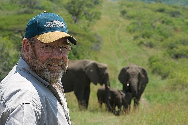 Đàn voi đi bộ 12 tiếng từ biệt ân nhân, thăm viếng vào ngày giỗ hằng năm