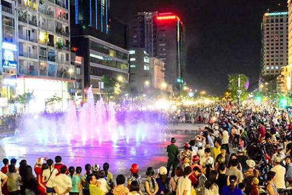 Cấm xe vào phố đi bộ Nguyễn Huệ 6 đêm liên tiếp
