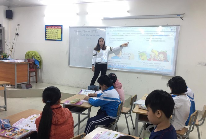 How can Vietnamese teachers' English’s qualifications improve?