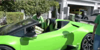 Shipper lái siêu xe Lamborghini Huracan để giao xoài cho khách