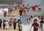 12h, hàng ngàn người đội mũ, che ô tắm biển xả xui ngày Tết Đoan Ngọ