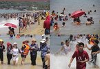12h, hàng ngàn người đội mũ, che ô tắm biển xả xui ngày Tết Đoan Ngọ