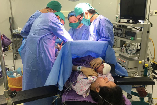 Thai phụ 30 tuổi chịu đựng ung thư suốt 4 tháng để sinh con