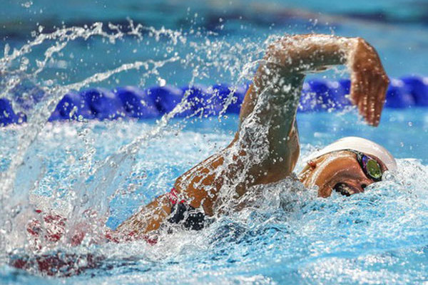 15-year-old swimmer beats star Anh Vien's record