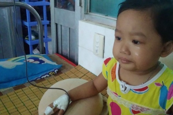 Bé gái xinh xắn bị ung thư, thiếu vắng cha phải ăn cơm thừa