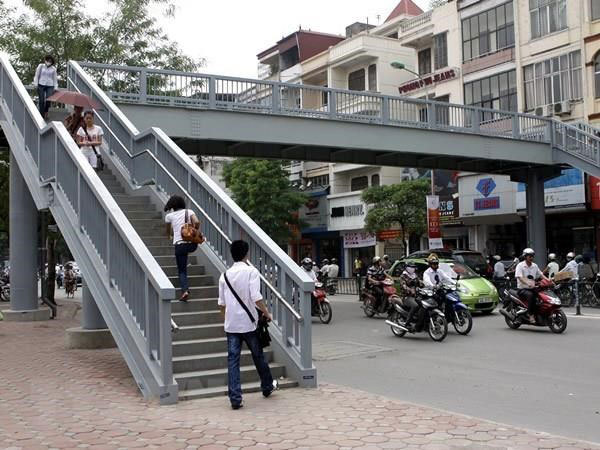 Hanoi: Few pedestrians use footbridges, underground passages