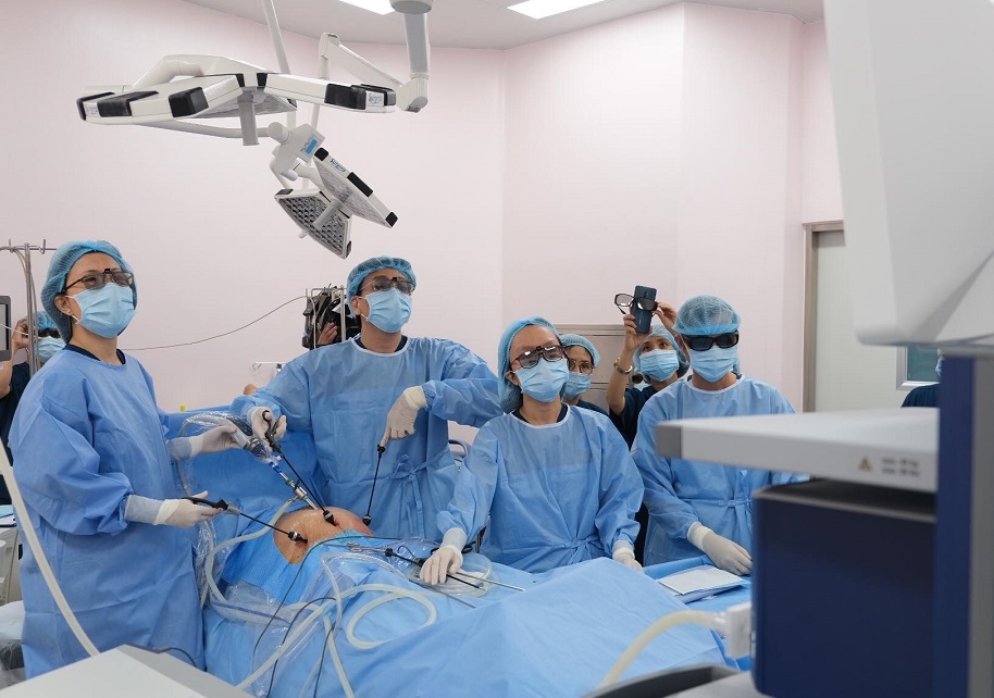 Bóc tách khối u to buồng trứng bằng kỹ thuật nội soi 3D