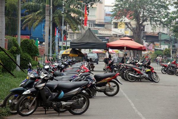 HCM City puts street vendors under better management, protects pedestrians