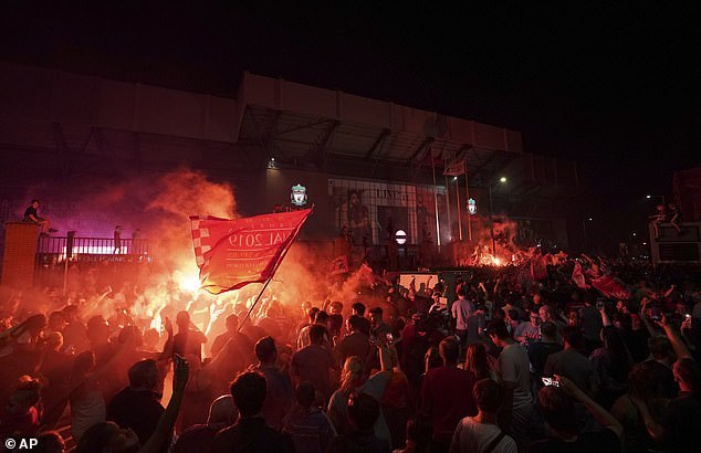 Fan Liverpool 'đi bão' thâu đêm mừng chức vô địch