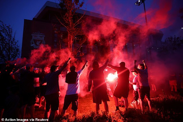 Fan Liverpool 'đi bão' thâu đêm mừng chức vô địch