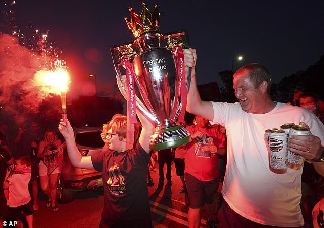 Fan Liverpool 'đi bão' thâu đêm mừng chức vô địch