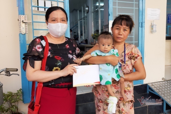 Trao hơn 92 triệu đồng cho bé Kim Hiền 5 tháng tuổi mổ tim