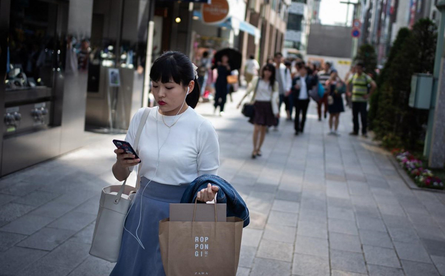 Thành phố đầu tiên ở Nhật Bản cấm người đi bộ sử dụng smartphone