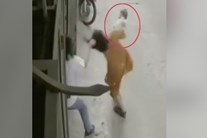 Xôn xao clip người chồng bạo hành, túm tóc vợ làm con nhỏ 6 tháng rơi khỏi tay