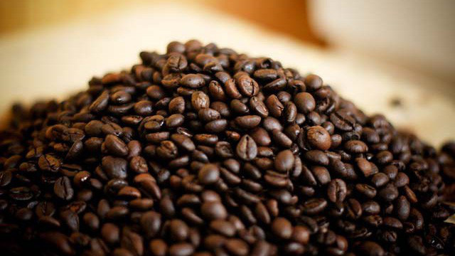 Global coffee price fluctuates, domestic price plunges