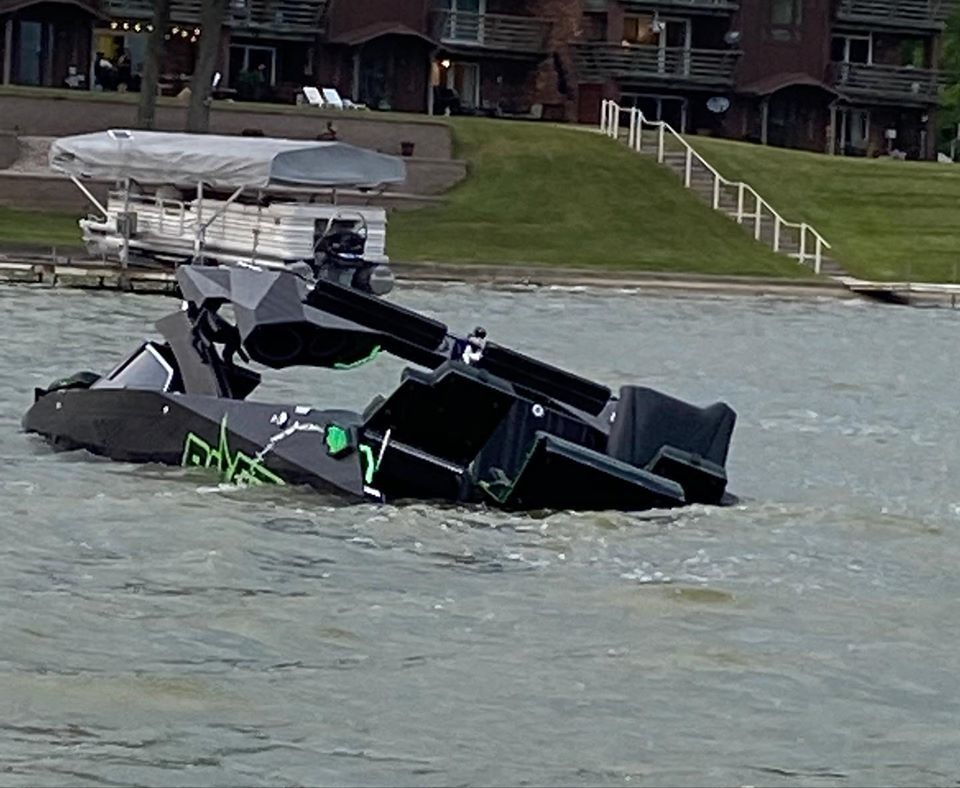 Lái hai ô tô thẳng xuống hồ để giải cứu chiếc thuyền đang chìm