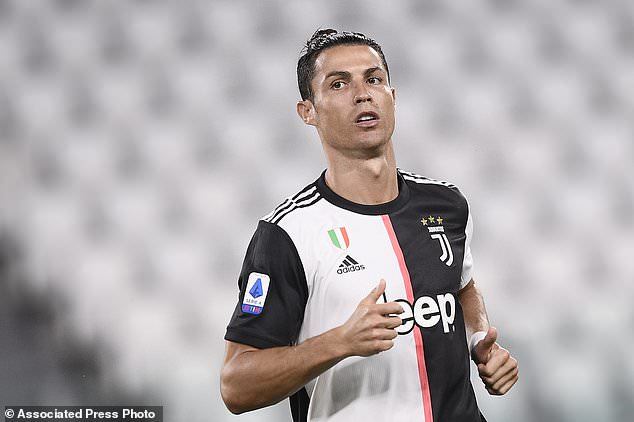 Ronaldo sáng rực, Juventus thắng đậm Lecce