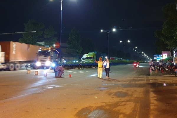 Sau tiếng động mạnh, đôi nam nữ ở Bình Dương chết giữa đường