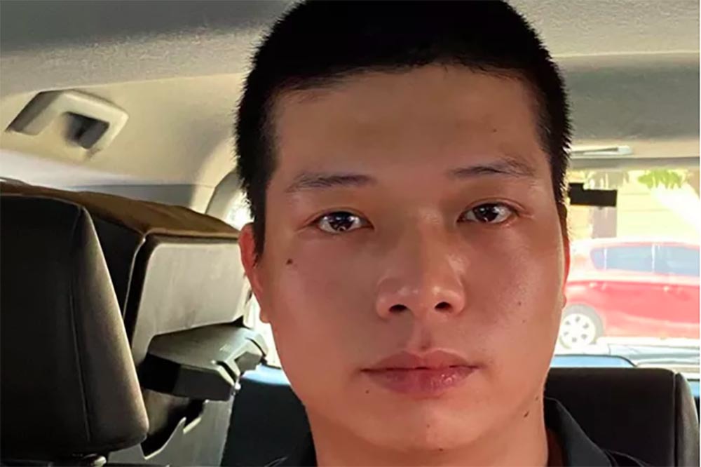 Khởi tố kẻ mặc sơ mi trắng cướp tiệm vàng ở Hà Nội